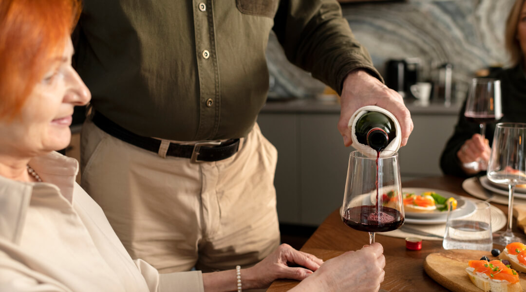 Dégustation de vin privée avec service personnalisé pour invités lors d’un dîner gastronomique