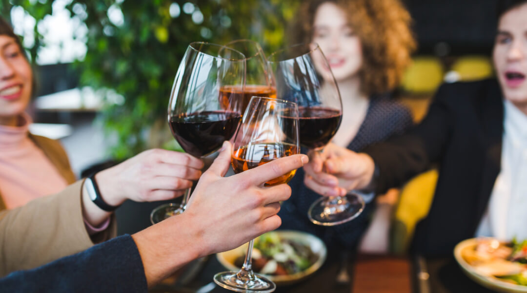 Participants trinquant lors d’un événement vin clé en main animé par une sommelière