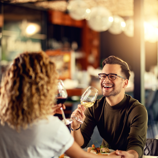 Couple savourant une dégustation de vin pour un parcours sensoriel mémorable
