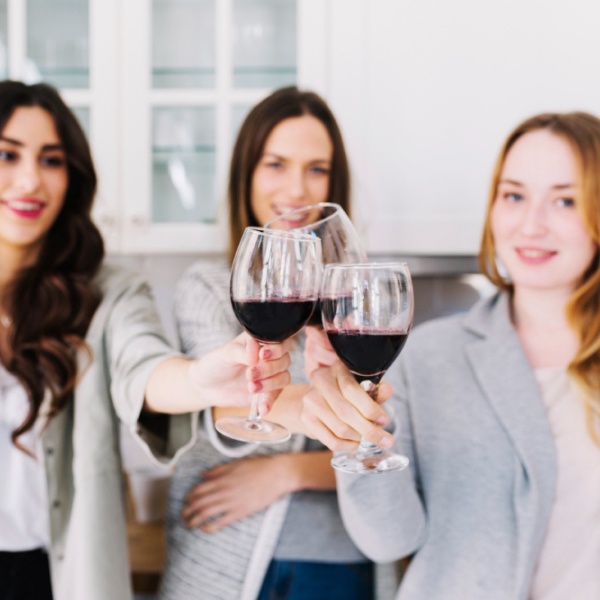Groupe de collègues partageant un moment convivial autour de verres de vin pour renforcer la cohésion d’équipe